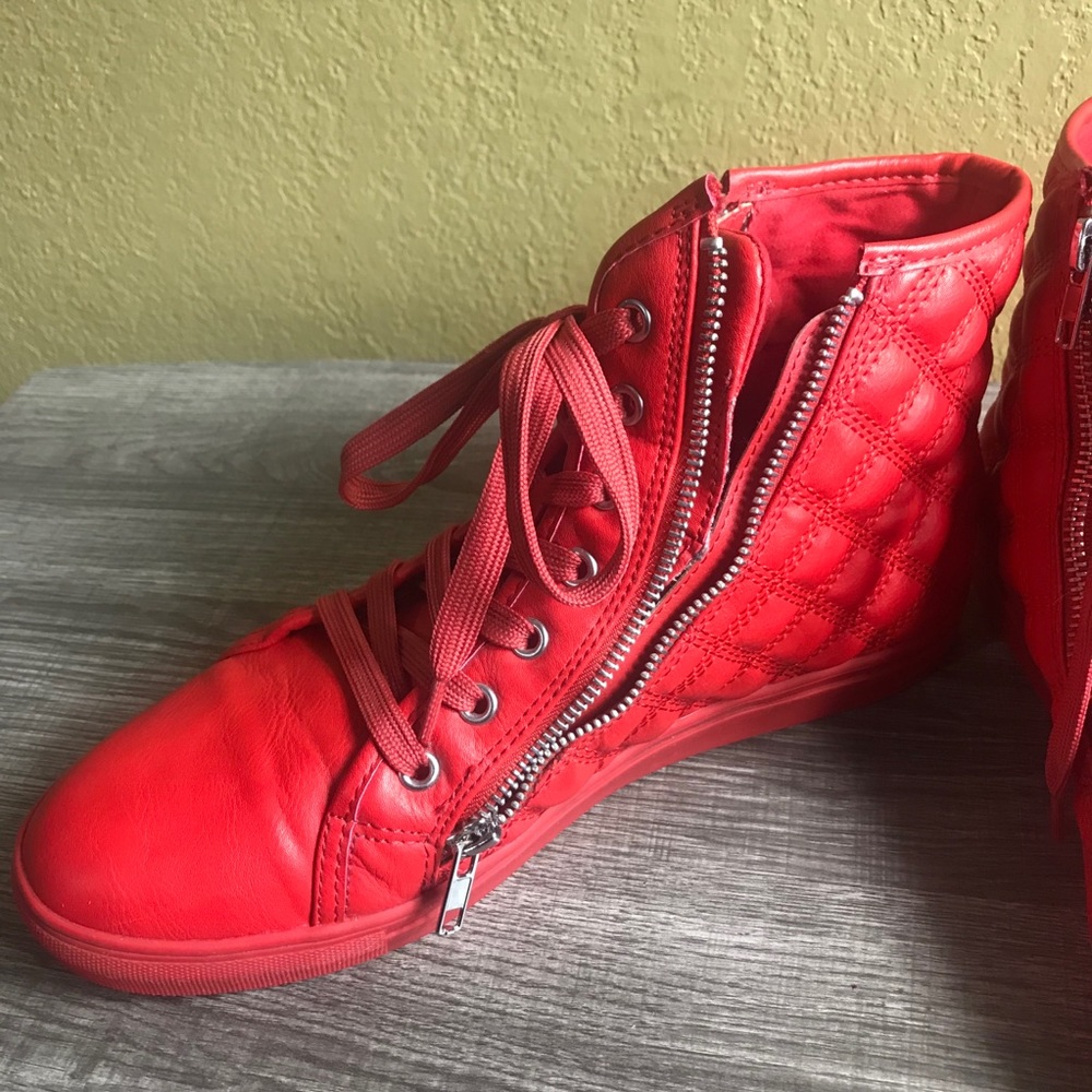 Steve Madden Red Quilted Top Sneakers. - Picture 10 of 11